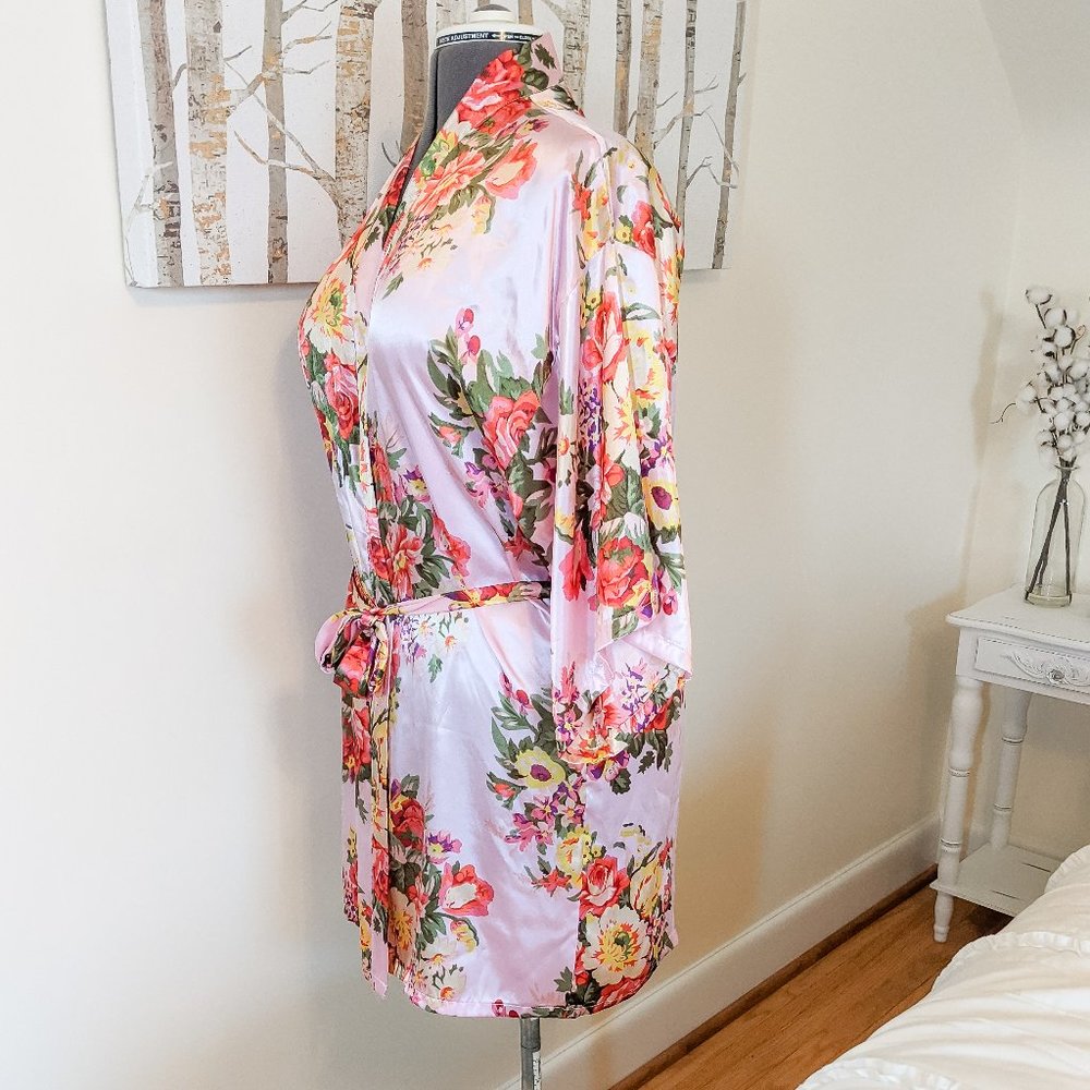 ~*Silky Light Pink Floral Robe - One Size*~ - Picture 2 of 8